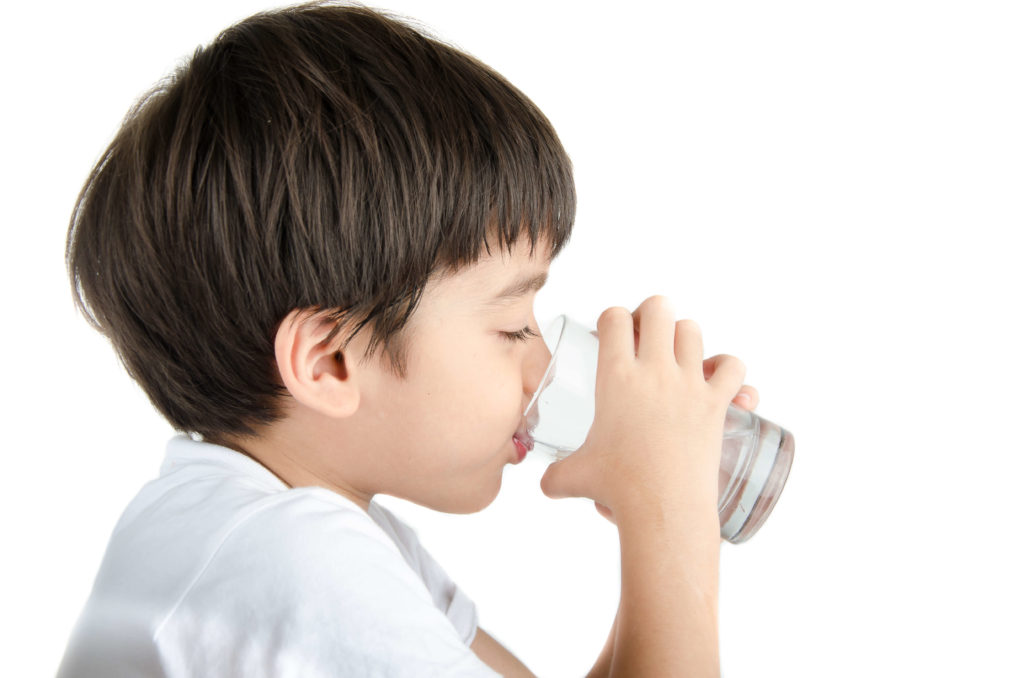 Nên cho trẻ uống nhiều nước hoặc bú nhiều hơn