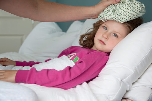 Trẻ có thể gặp biến chứng ở não do sốt siêu vi